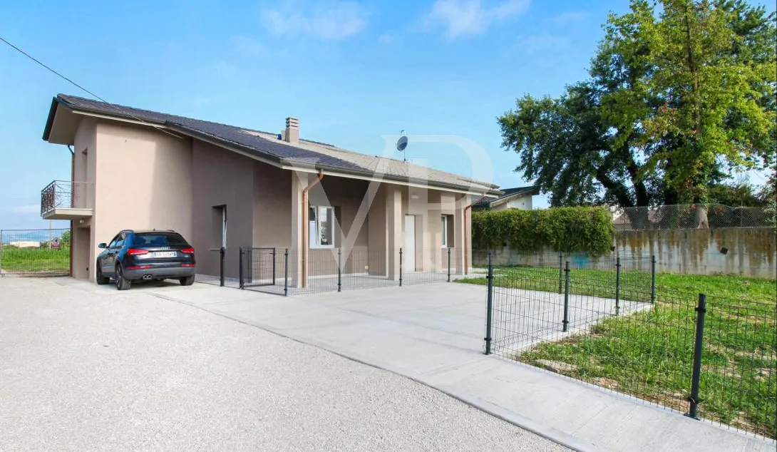 Splendida villa singola ristrutturata di recente con giardino privato