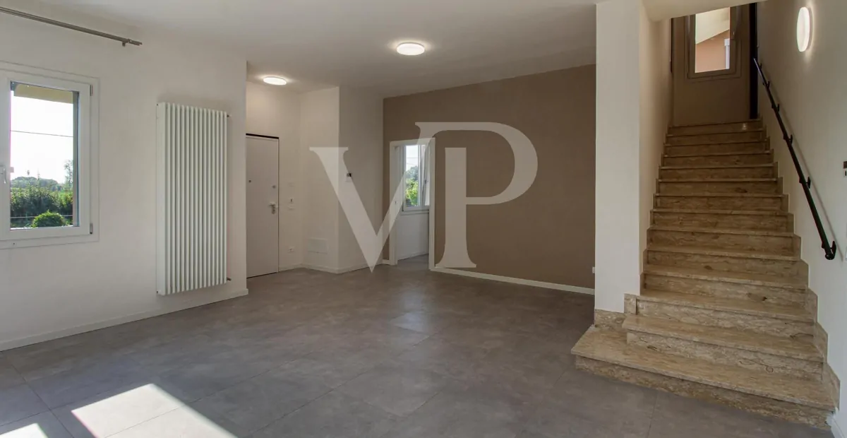 Splendida villa singola ristrutturata di recente con giardino privato