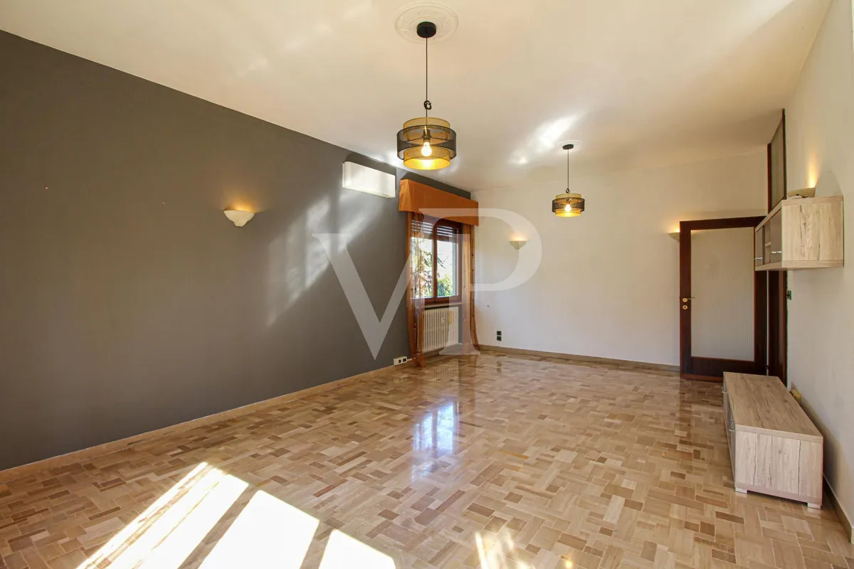 Geräumige und helle Drei-Zimmer-Wohnung mit privatem Garten