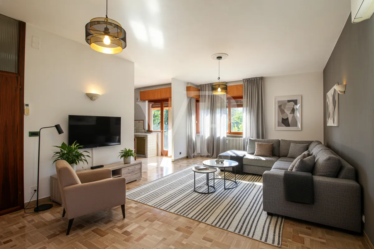 Geräumige und helle Drei-Zimmer-Wohnung mit privatem Garten