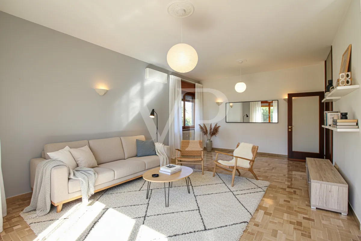 Geräumige und helle Drei-Zimmer-Wohnung mit privatem Garten