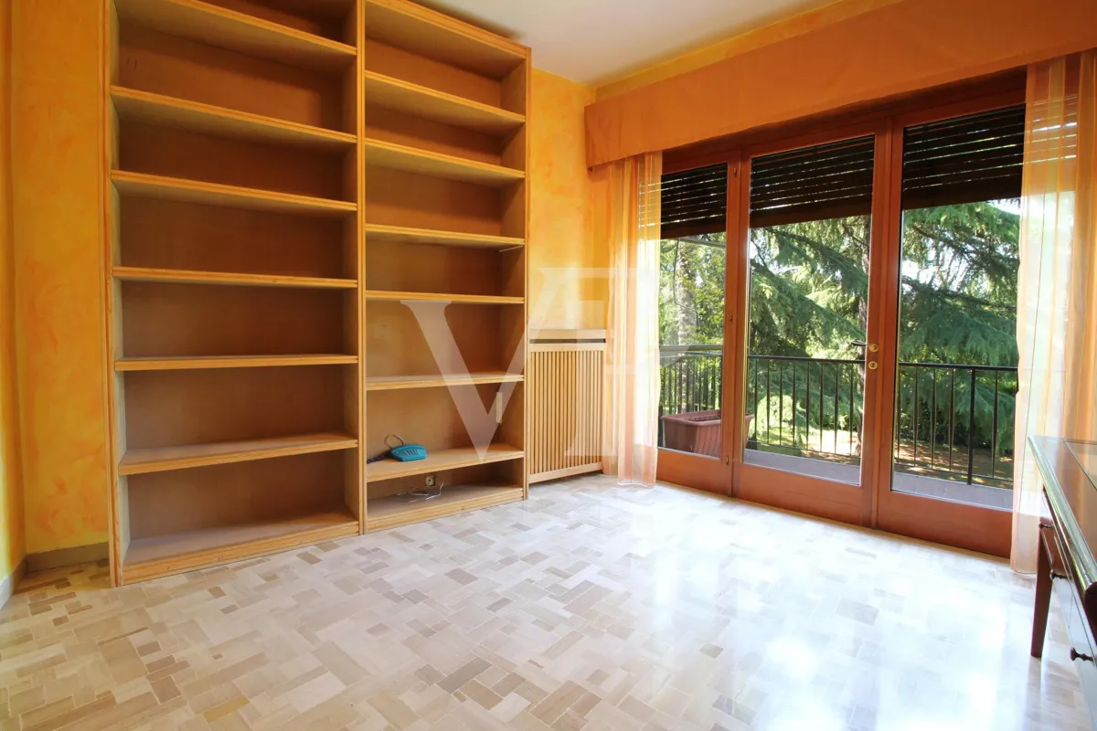 Geräumige und helle Drei-Zimmer-Wohnung mit privatem Garten