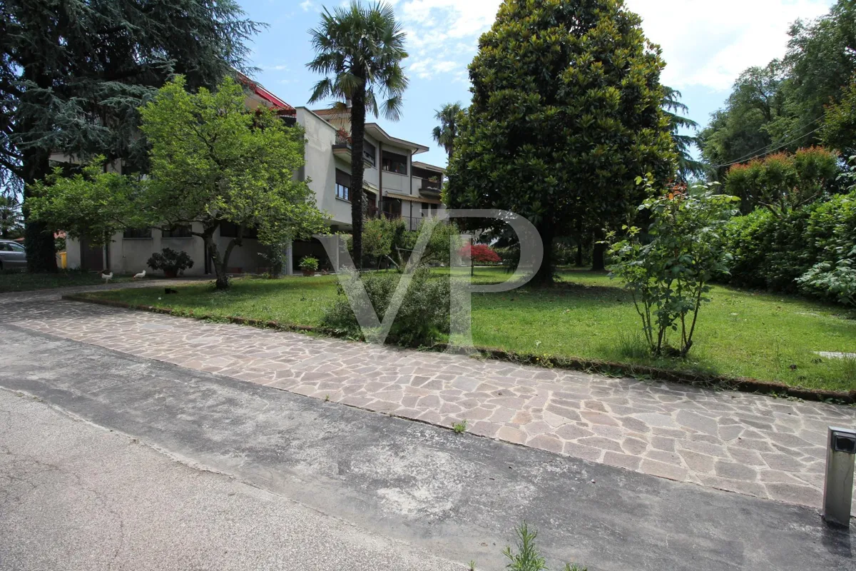 Geräumige und helle Drei-Zimmer-Wohnung mit privatem Garten