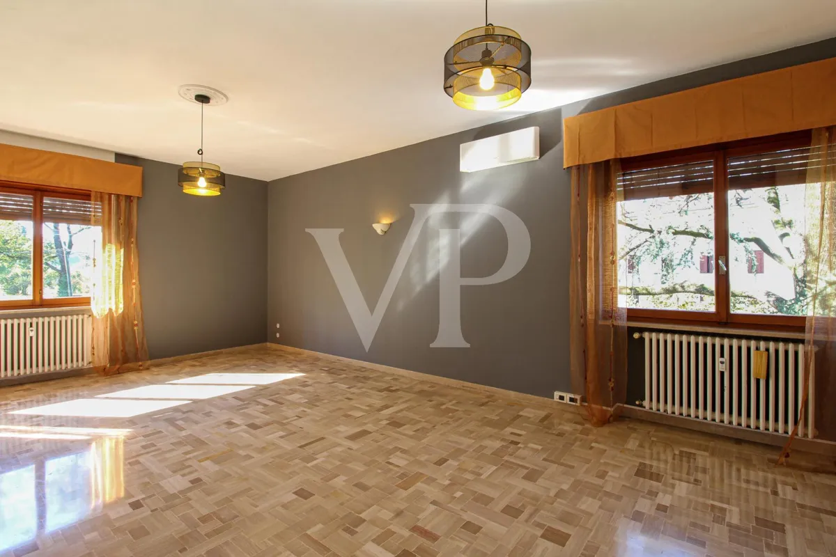 Geräumige und helle Drei-Zimmer-Wohnung mit privatem Garten