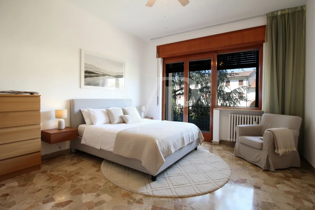 Geräumige und helle Drei-Zimmer-Wohnung mit privatem Garten