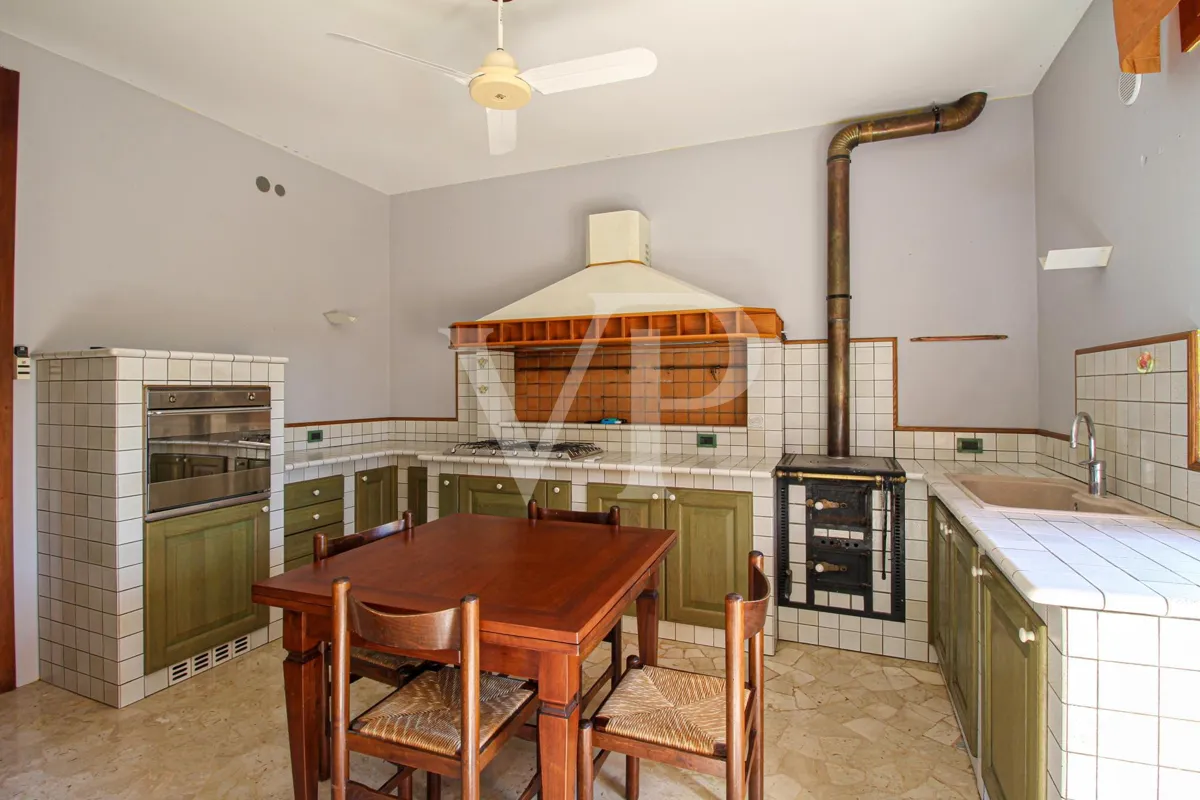 Geräumige und helle Drei-Zimmer-Wohnung mit privatem Garten