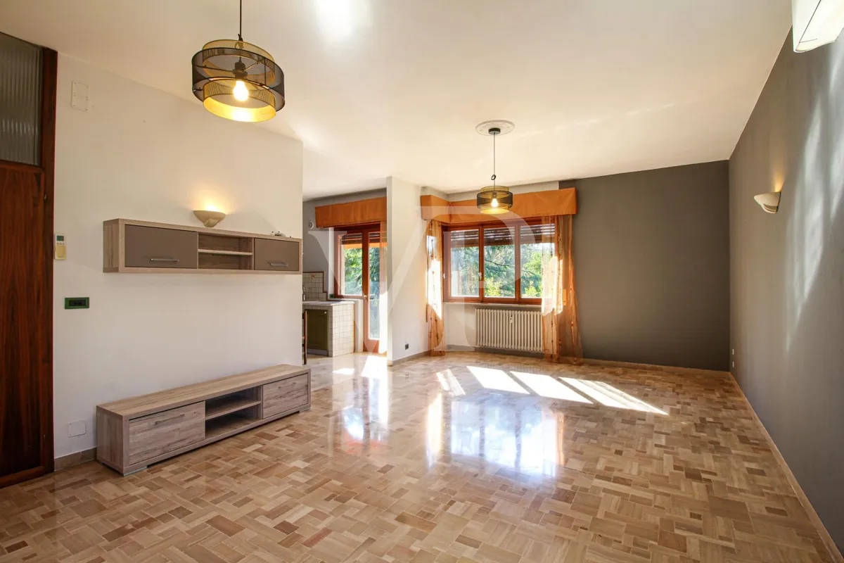 Geräumige und helle Drei-Zimmer-Wohnung mit privatem Garten