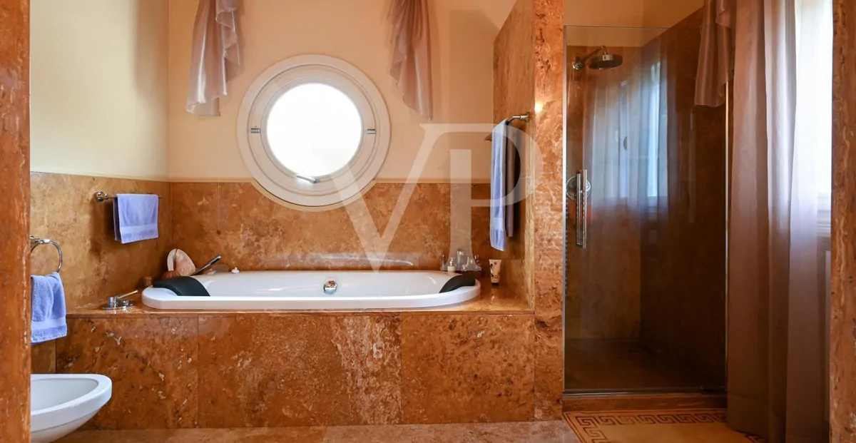 Elegante freistehende Villa: Luxus und Entspannung in den Hügeln mit privatem Pool