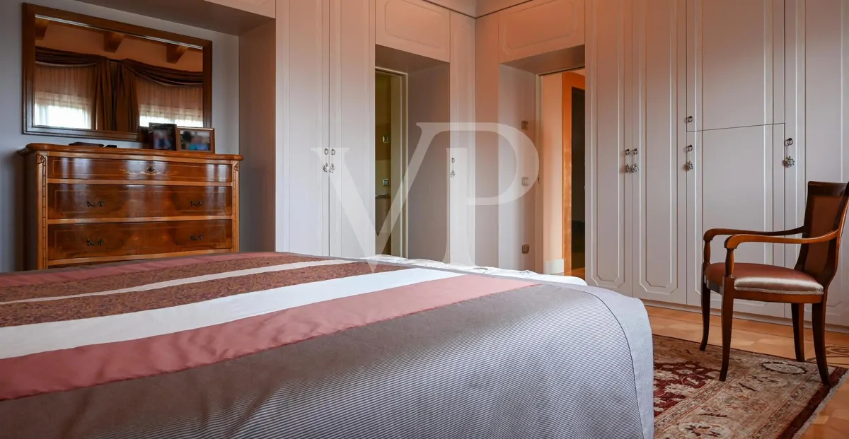 Elegante freistehende Villa: Luxus und Entspannung in den Hügeln mit privatem Pool