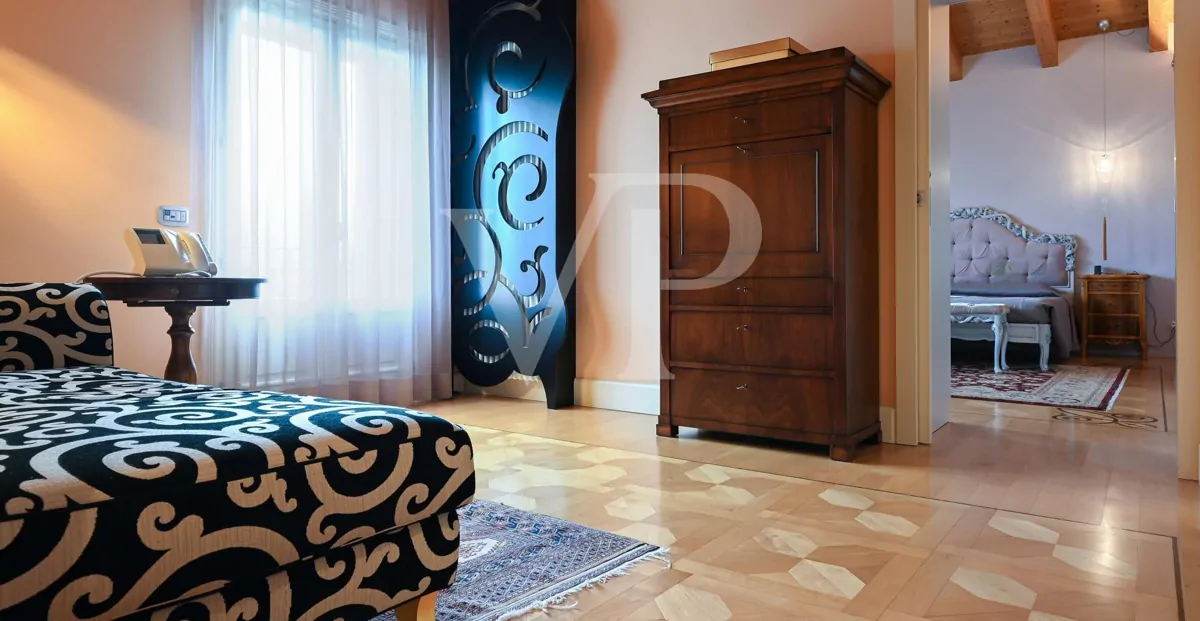 Elegante freistehende Villa: Luxus und Entspannung in den Hügeln mit privatem Pool