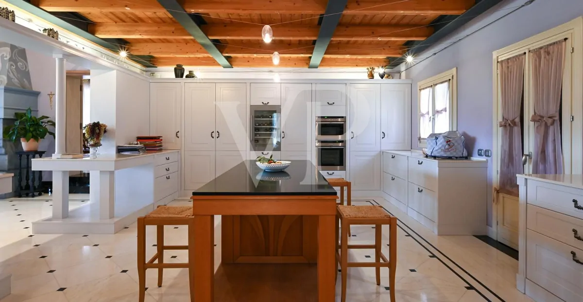 Elegante freistehende Villa: Luxus und Entspannung in den Hügeln mit privatem Pool