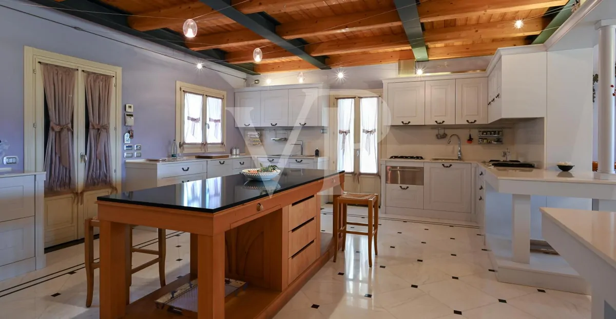 Elegante freistehende Villa: Luxus und Entspannung in den Hügeln mit privatem Pool