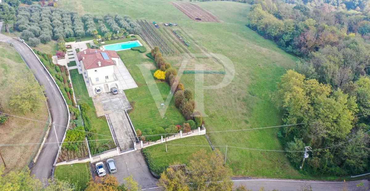 Elegante freistehende Villa: Luxus und Entspannung in den Hügeln mit privatem Pool