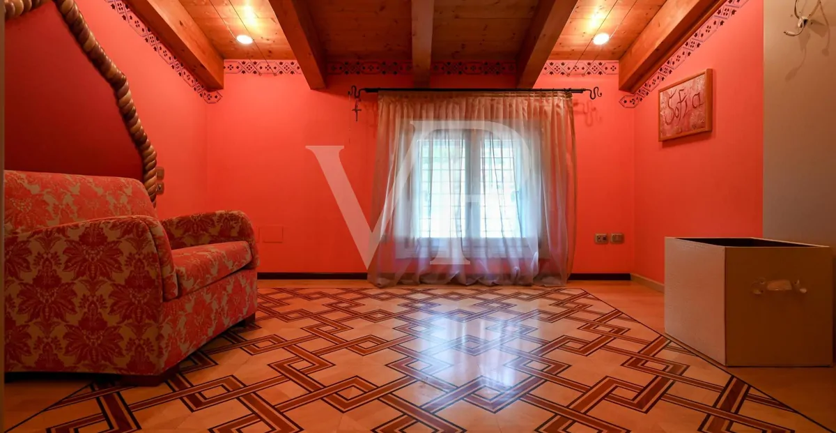 Elegante freistehende Villa: Luxus und Entspannung in den Hügeln mit privatem Pool