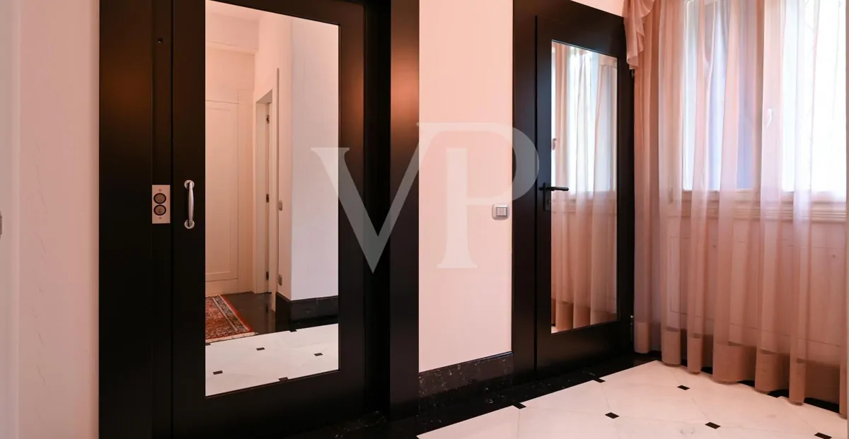 Elegante freistehende Villa: Luxus und Entspannung in den Hügeln mit privatem Pool