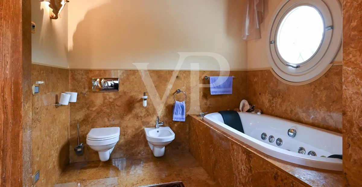 Elegante freistehende Villa: Luxus und Entspannung in den Hügeln mit privatem Pool