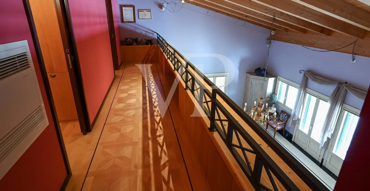 Elegante freistehende Villa: Luxus und Entspannung in den Hügeln mit privatem Pool