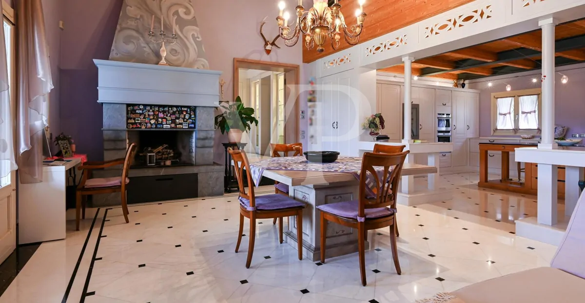 Elegante freistehende Villa: Luxus und Entspannung in den Hügeln mit privatem Pool