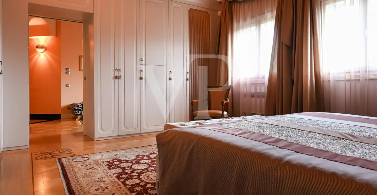 Elegante freistehende Villa: Luxus und Entspannung in den Hügeln mit privatem Pool