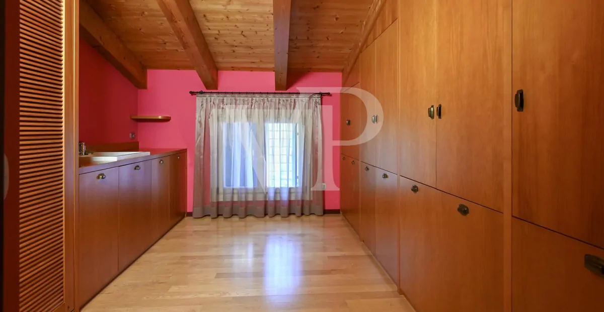 Elegante freistehende Villa: Luxus und Entspannung in den Hügeln mit privatem Pool