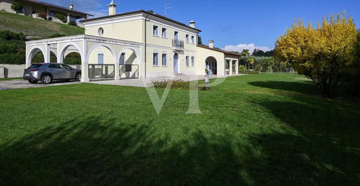 Elegante freistehende Villa: Luxus und Entspannung in den Hügeln mit privatem Pool