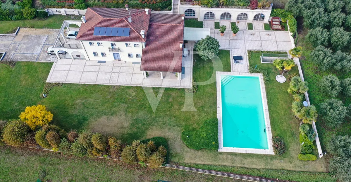 Elegante freistehende Villa: Luxus und Entspannung in den Hügeln mit privatem Pool