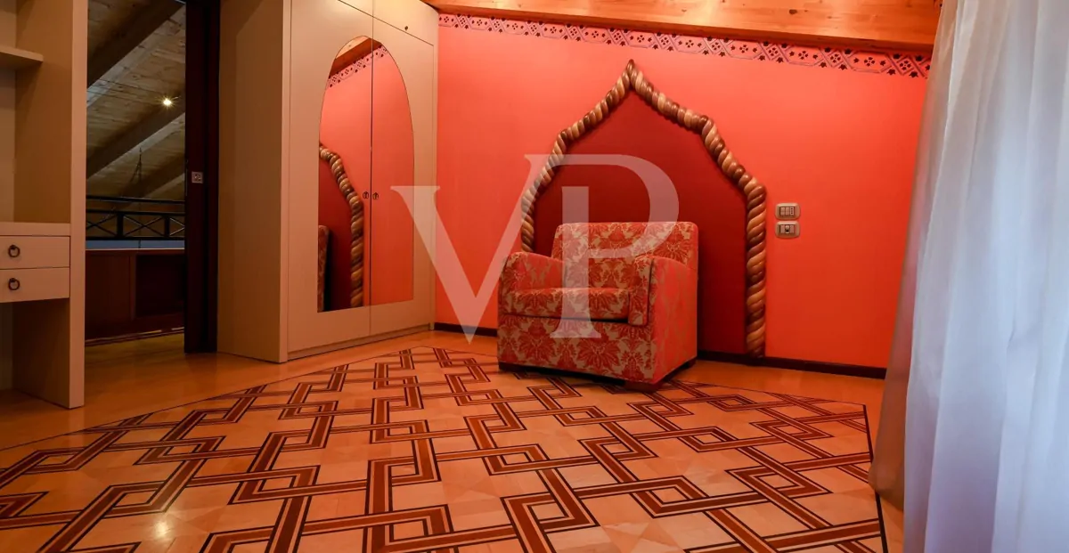 Elegante freistehende Villa: Luxus und Entspannung in den Hügeln mit privatem Pool