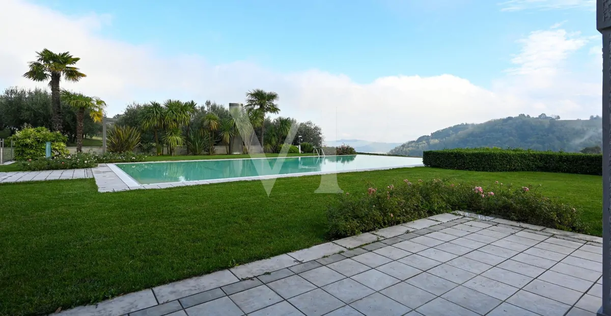 Elegante freistehende Villa: Luxus und Entspannung in den Hügeln mit privatem Pool