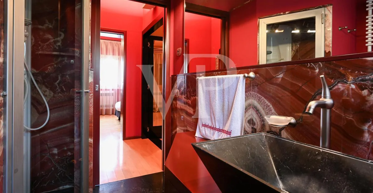 Elegante freistehende Villa: Luxus und Entspannung in den Hügeln mit privatem Pool