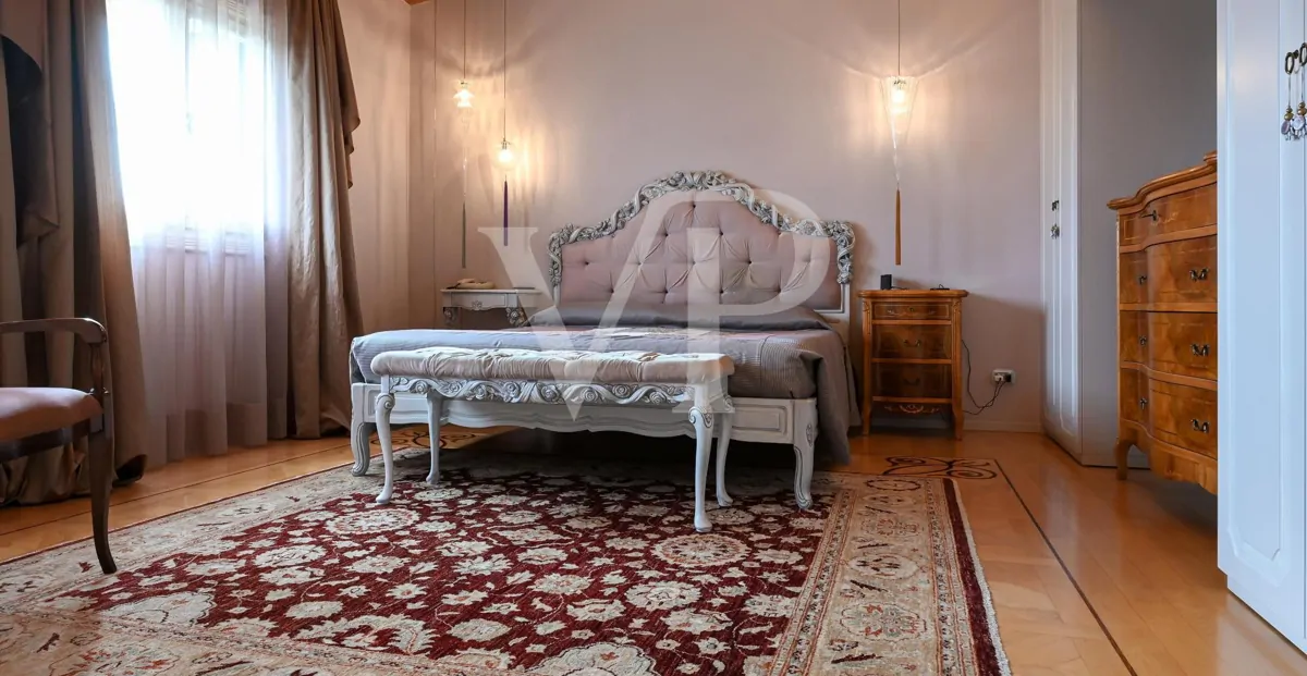 Elegante freistehende Villa: Luxus und Entspannung in den Hügeln mit privatem Pool