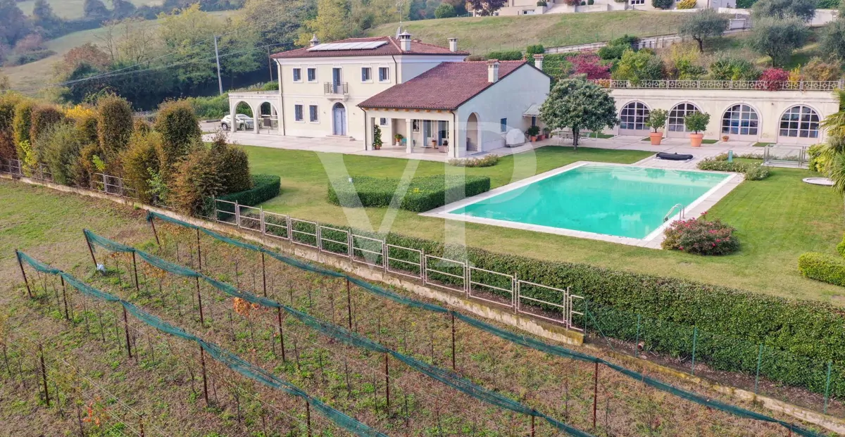 Elegante freistehende Villa: Luxus und Entspannung in den Hügeln mit privatem Pool