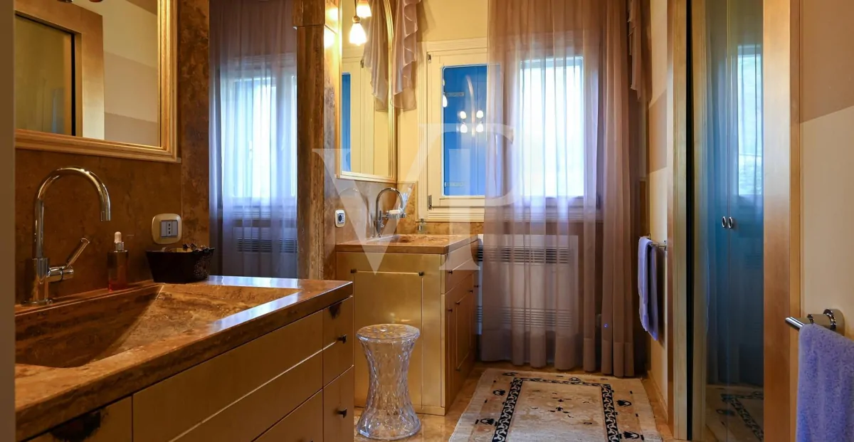 Elegante freistehende Villa: Luxus und Entspannung in den Hügeln mit privatem Pool