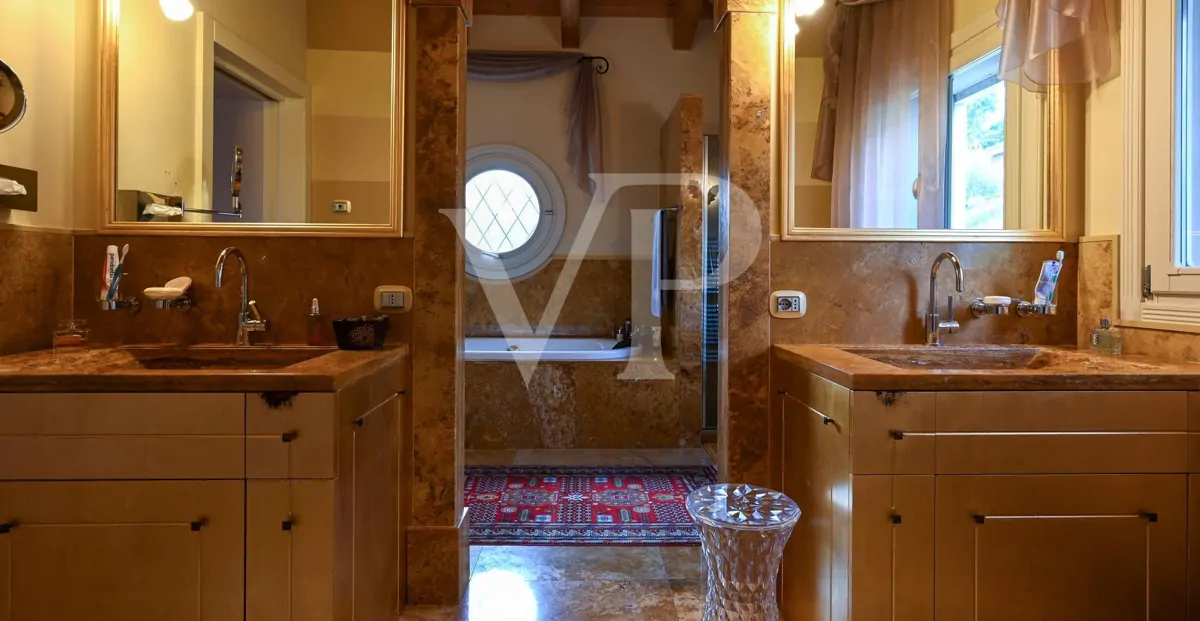 Elegante freistehende Villa: Luxus und Entspannung in den Hügeln mit privatem Pool