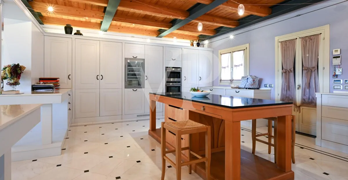 Elegante freistehende Villa: Luxus und Entspannung in den Hügeln mit privatem Pool