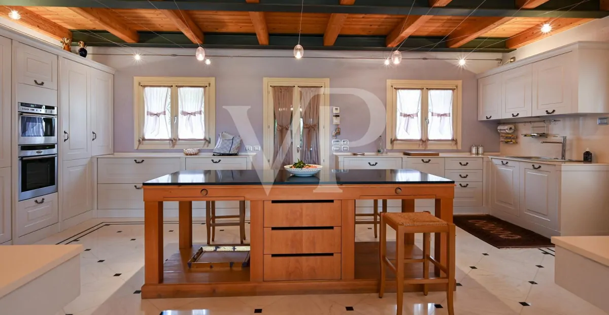 Elegante freistehende Villa: Luxus und Entspannung in den Hügeln mit privatem Pool