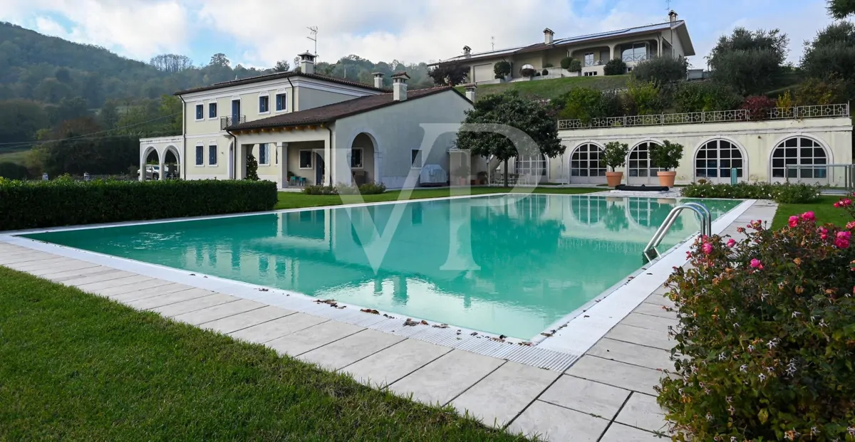 Elegante freistehende Villa: Luxus und Entspannung in den Hügeln mit privatem Pool