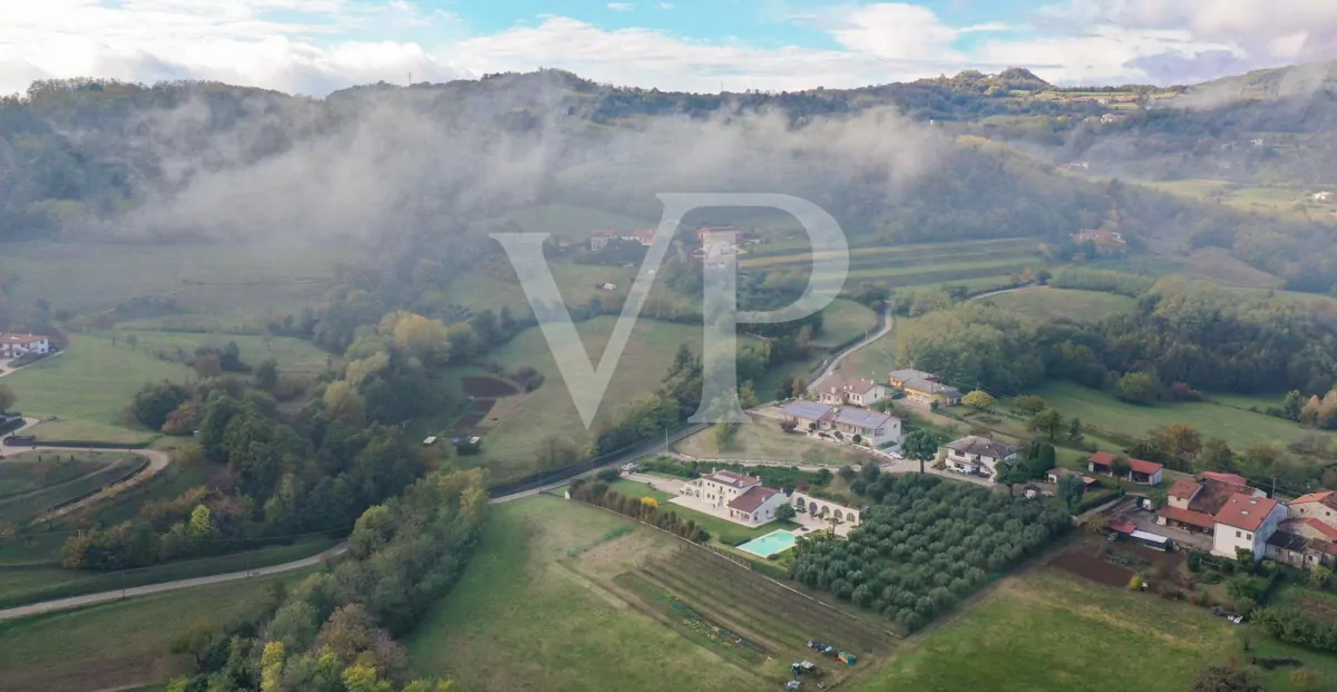 Elegante freistehende Villa: Luxus und Entspannung in den Hügeln mit privatem Pool