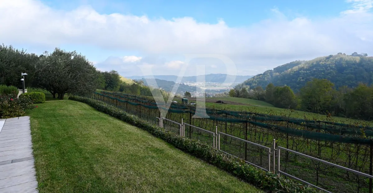 Elegante freistehende Villa: Luxus und Entspannung in den Hügeln mit privatem Pool