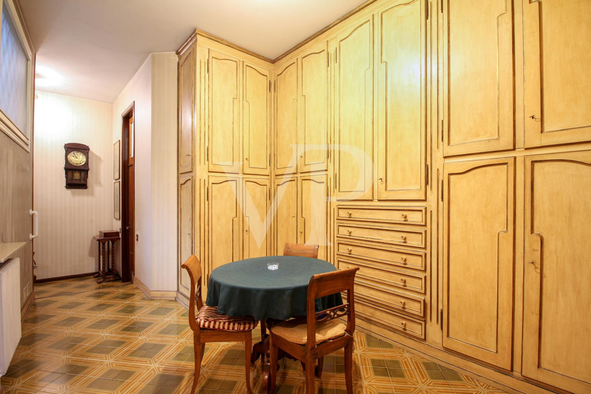 Amazing flat on the noble floor of an ancient building in city center