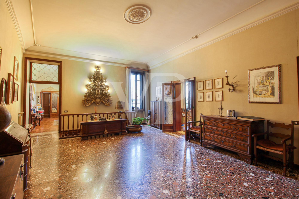 Amazing flat on the noble floor of an ancient building in city center