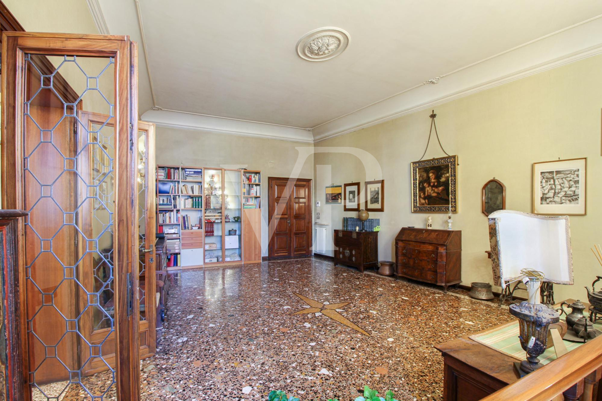 Amazing flat on the noble floor of an ancient building in city center