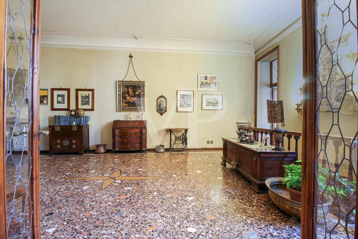 Amazing flat on the noble floor of an ancient building in city center