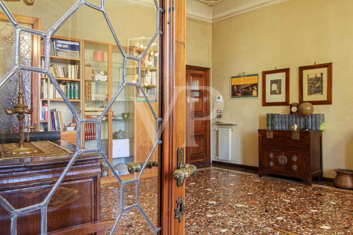 Amazing flat on the noble floor of an ancient building in city center