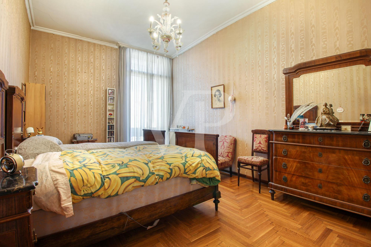 Amazing flat on the noble floor of an ancient building in city center