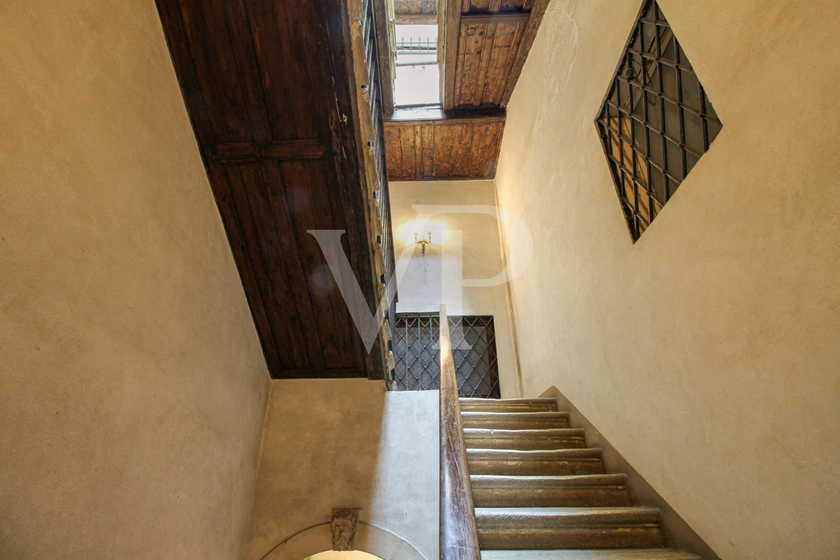 Amazing flat on the noble floor of an ancient building in city center