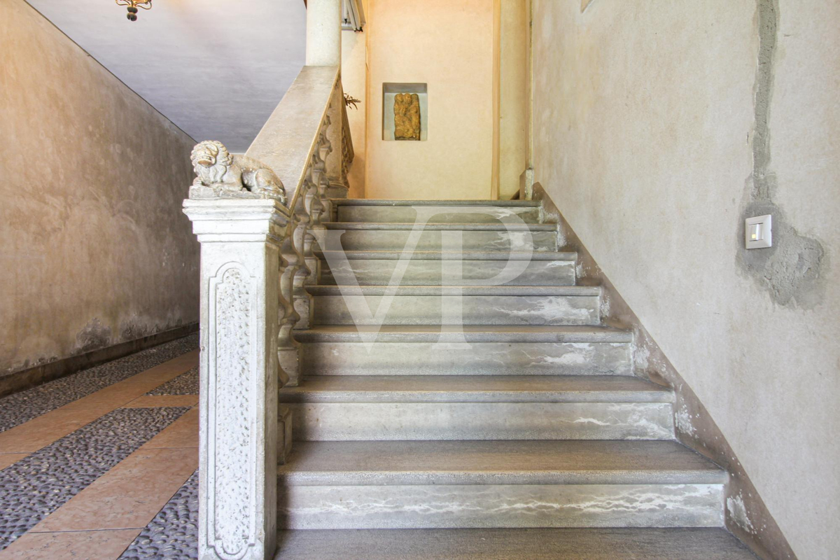 Amazing flat on the noble floor of an ancient building in city center