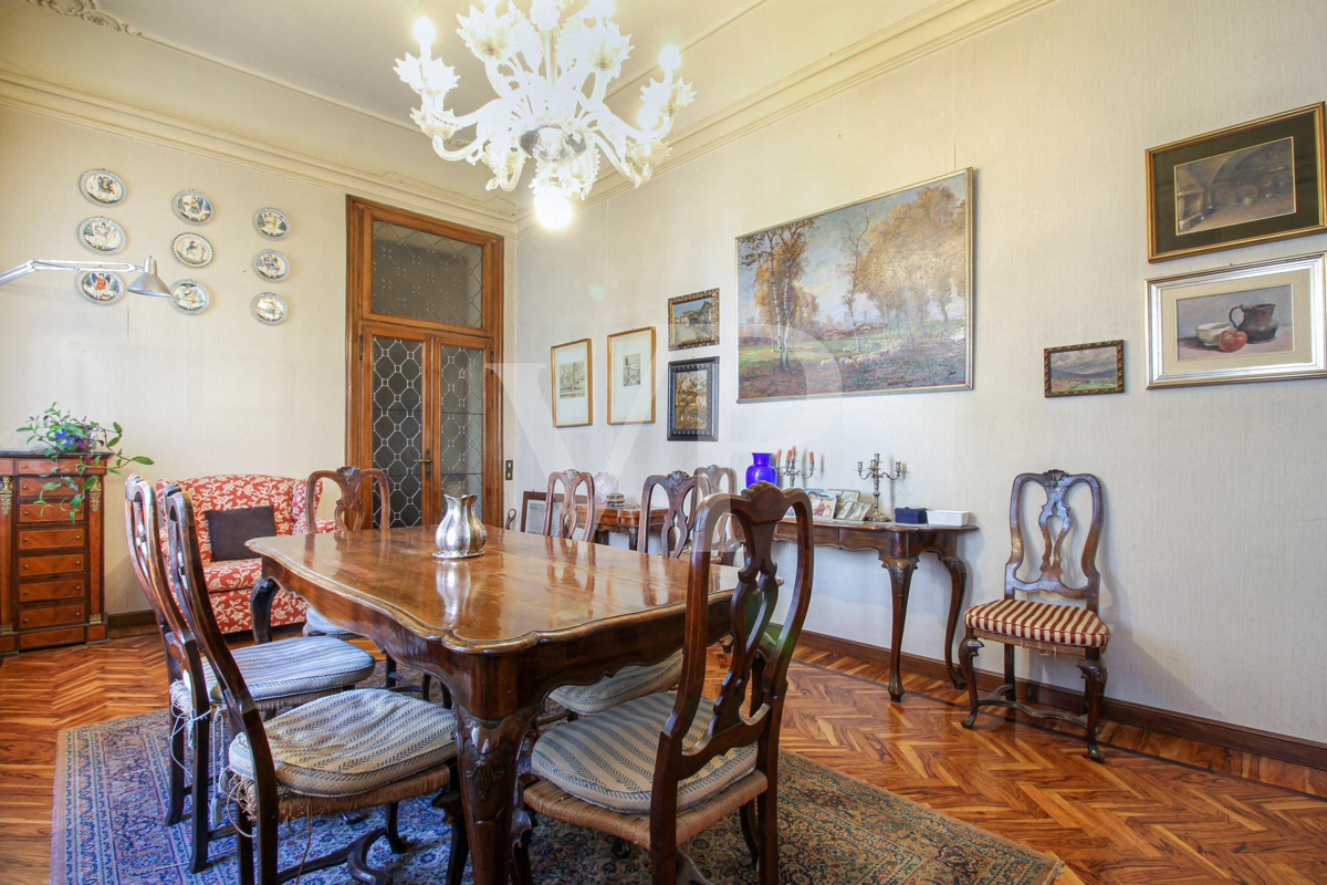 Amazing flat on the noble floor of an ancient building in city center