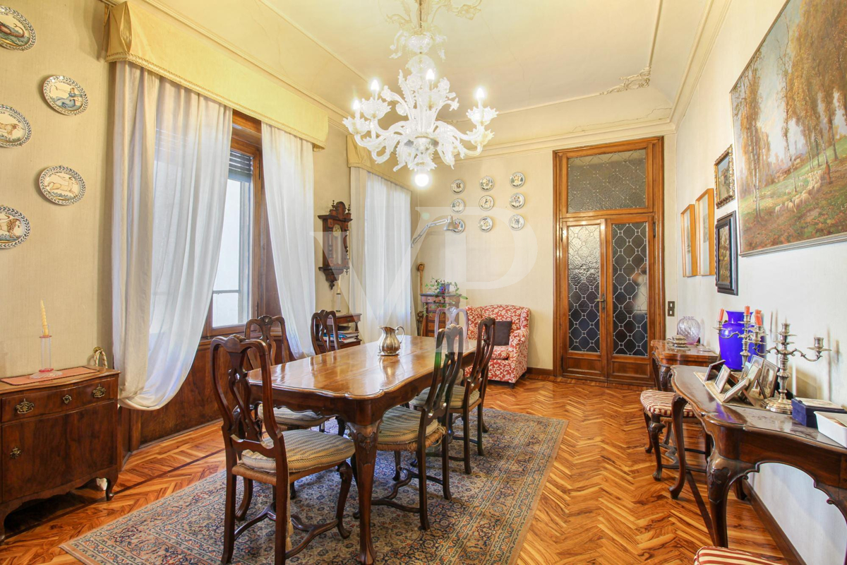 Amazing flat on the noble floor of an ancient building in city center