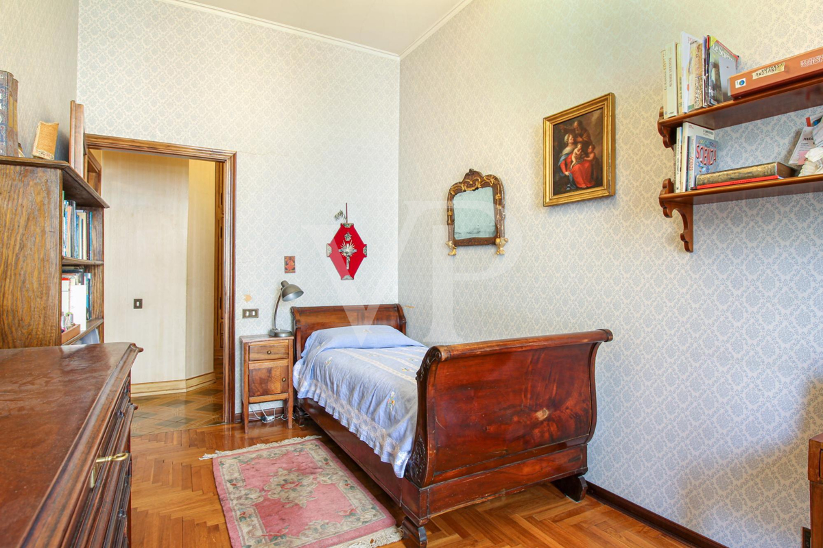 Amazing flat on the noble floor of an ancient building in city center