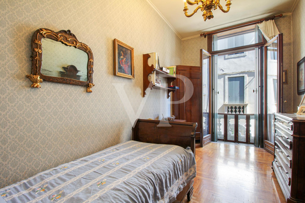 Amazing flat on the noble floor of an ancient building in city center